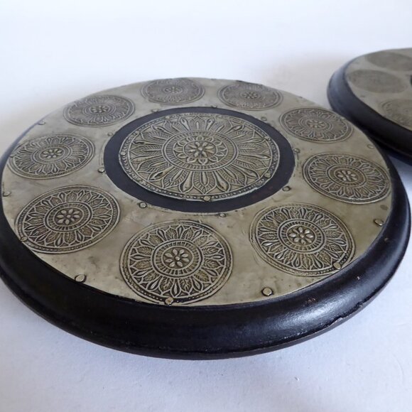 VINTAGE 7” HANDCRAFTED HAMMERED SILVER METAL TIN & WOOD TRIVET SET OF 2 (USED) - Picture 3 of 9